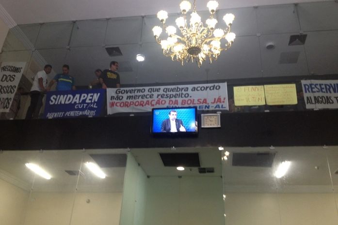 Miliares acompanham votação