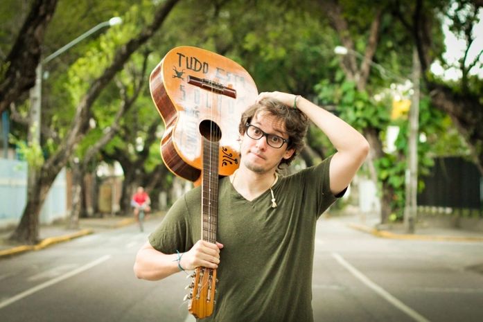 "Alagou Convida" traz artista pernambucano Tibério Azul