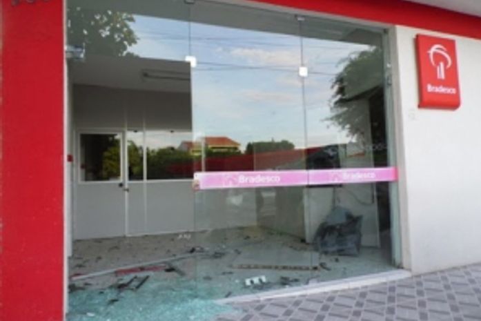 Criminosos explodem terminal eletrônico de agência bancária em Canapi