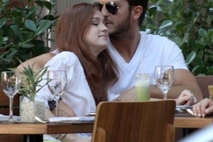 Marina Ruy Barbosa e Klebber Toledo trocam carinhos durante almoço