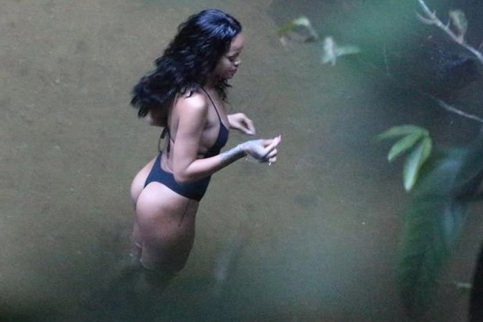 De fio-dental, Rihanna fotografa e fuma cigarro suspeito no Rio