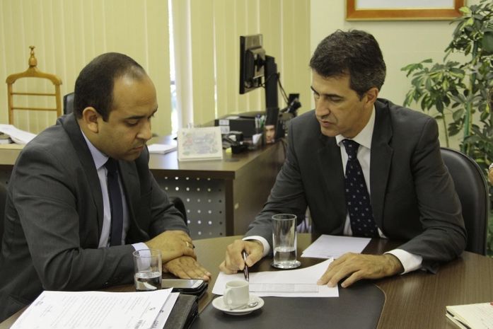 Secretário Vitore Maximiano e Adalberon Sá discutem o estreitamento de relações entre União e Estado de Alagoas