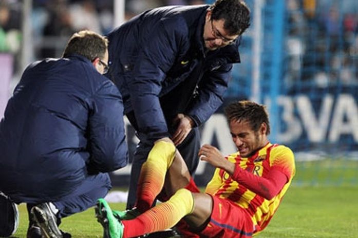 Neymar sofre lesão no tornozelo e sai mais cedo de campo