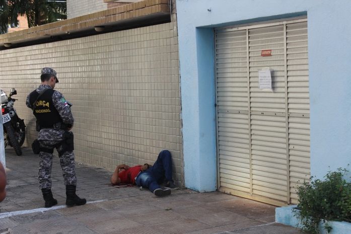 Militar da Força Nacional observa corpo