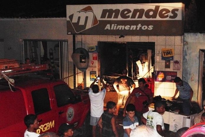 Incêndio de grandes proporções destrói mercadinho em Penedo