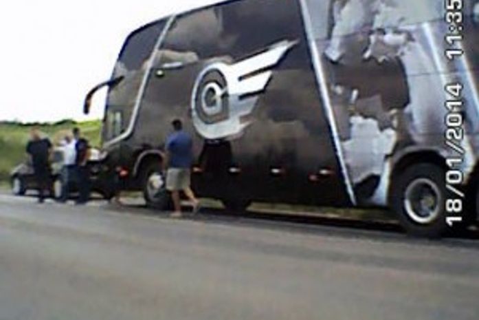 Ônibus da banda Aviões do Forró colide em carro no município de Delmiro Gouveia