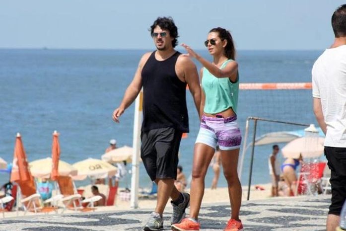 Filha de Datena faz caminhada com namorado na orla do Leblon
