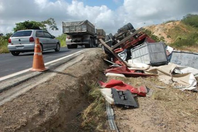 Carreta carregada com borracha tomba na BR 101