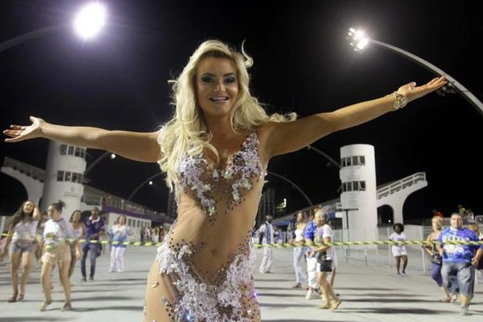 Coelhinha da Playboy usa roupa transparente em ensaio do samba