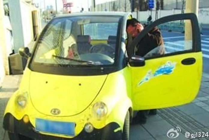 Motorista é multado por dirigir carro falso com placa de papelão 