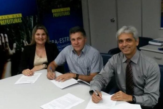 Prefeito de Anadia assina convênios com a Caixa Econômica Federal