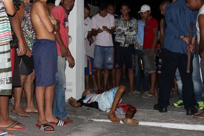 Homem reage à tentativa de assalto, mata um dos bandidos e fere o outro