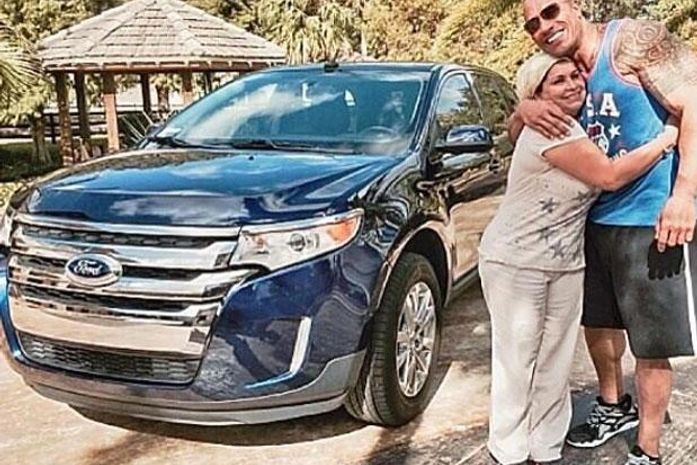 Astro de filmes de ação presenteia empregada com carro de R$ 70 mil