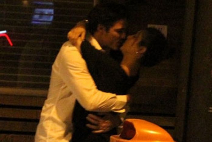 Cleo Pires e Rômulo Arantes Neto dão beijo de cinema na saída de restaurante