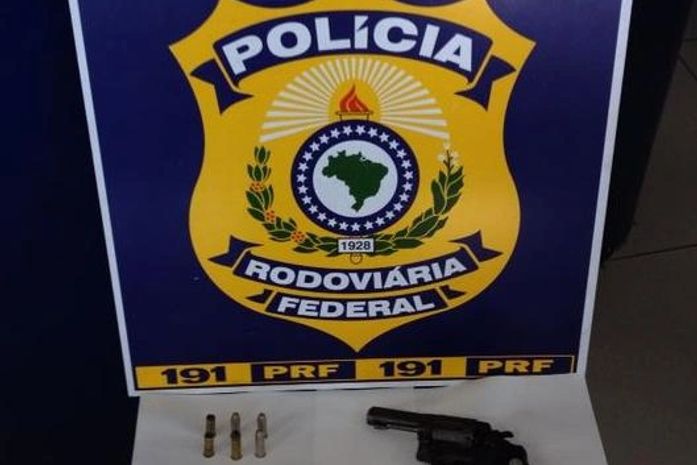 Em operação de rotina, PRF apreende armas e drogas em São Sebastião
