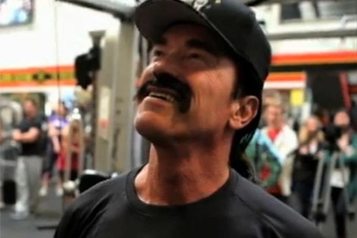 Arnold Schwarzenegger usa disfarce para ir à academia