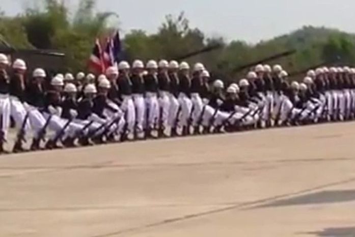 Soldados capricham em 'coreografia dominó' na Tailândia e vídeo vira hit