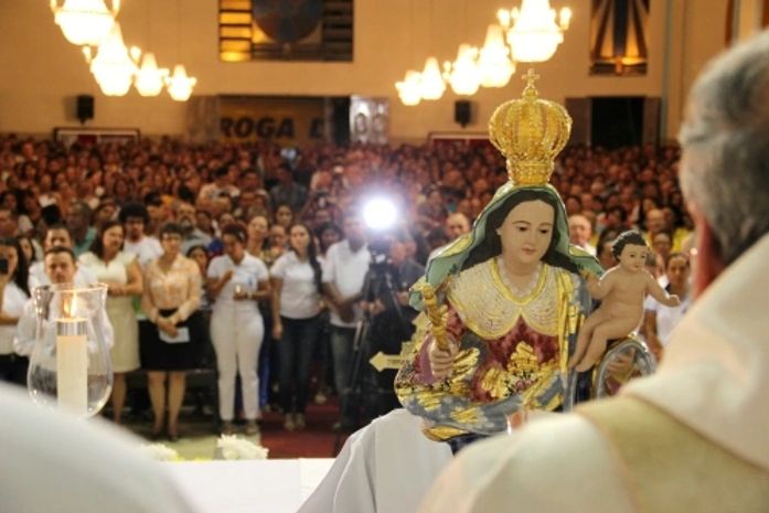 Milhares de fiéis celebram a abertura da Festa da Padroeira