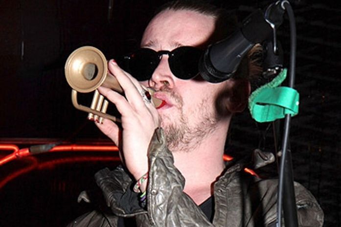 Após pai sofrer derrame, Macaulay Culkin toca com a sua banda