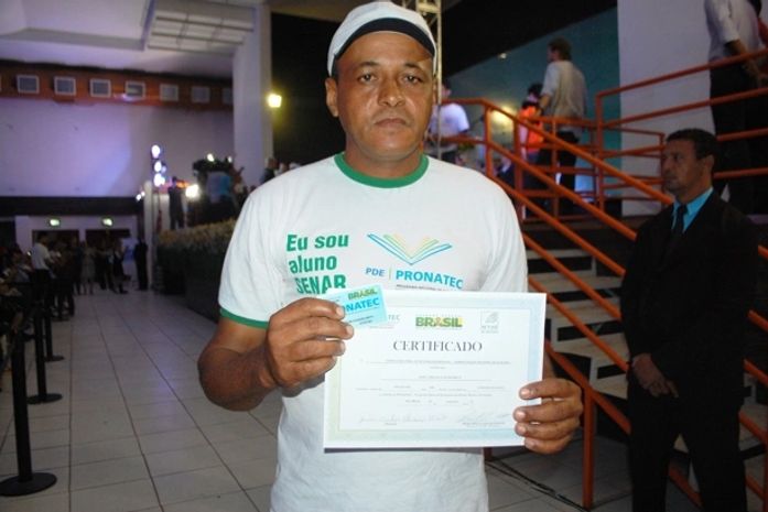 Produtor João Carlos recebe certificado do Pronatec