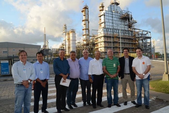 Senador Renan Calheiros e o deputado Renan Filho e comitiva são recebidos por diretores da empresa