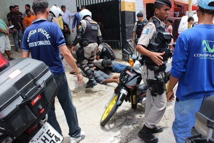 Assaltantes são presos após vítima reconhecer moto no Centro