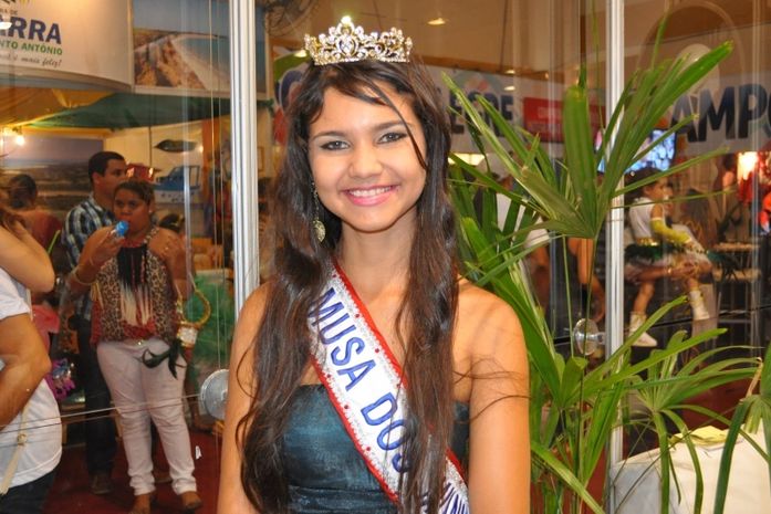 A jovem vira celebridade para a festa de sua cidade