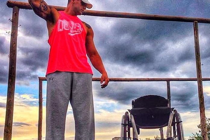 Ex-BBB Fernando Fernandes fica de pé após quase 5 anos em cadeira de rodas