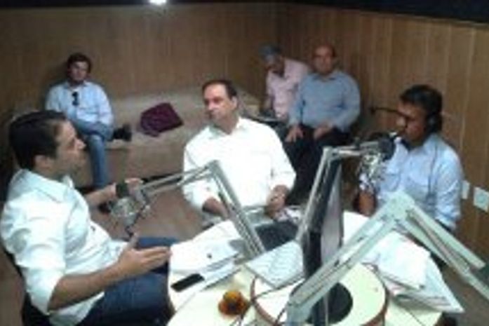 Renan Filho dando entrevista na rádio em Arapiraca