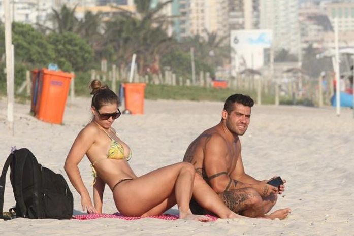 Ex-BBB Yuri curte praia carioca com bailarina do Faustão
