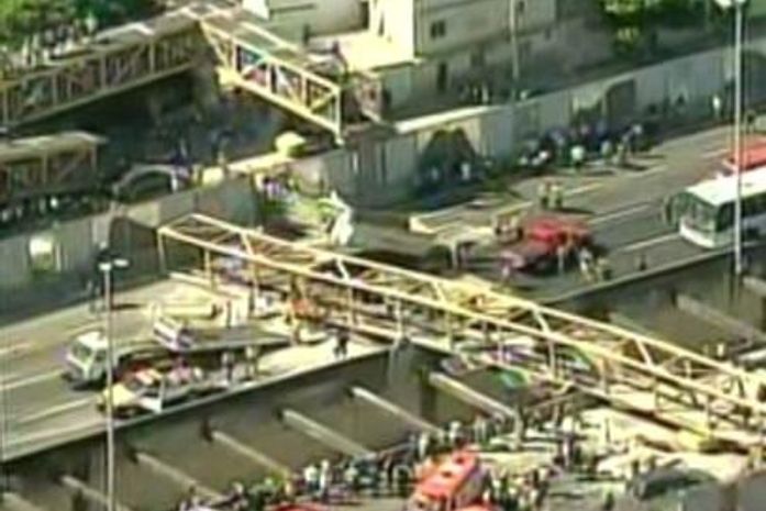 Passarela cai sobre a Linha Amarela e esmaga carros no Rio de Janeiro