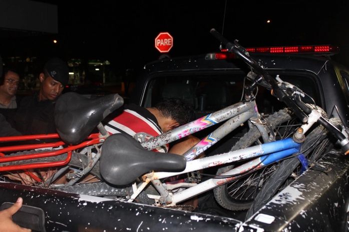 Acusado e bicicletas apreendidas