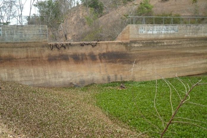 Sem água em barragem, municípios sobrevivem com água de carros pipa