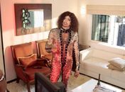 Latino se veste de drag queen e exibe mulheres em novo clipe