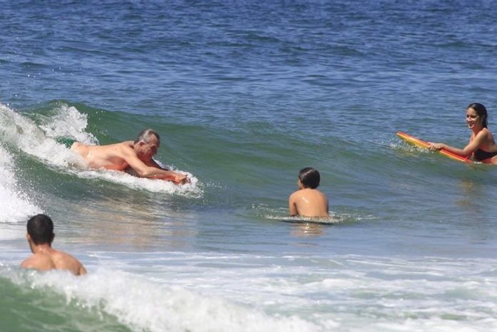 De folga, Pedro Bial curte praia com os filhos e surfa