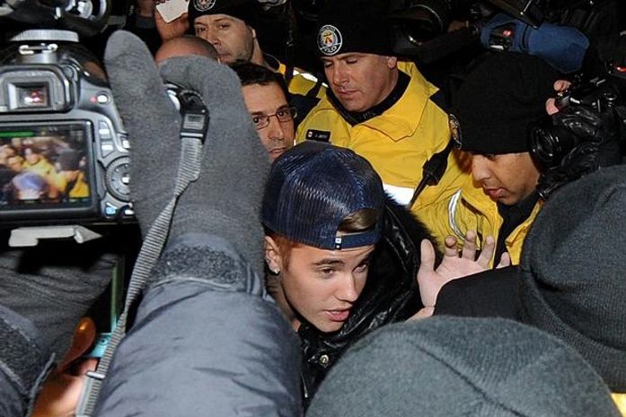 Canadá: Bieber se apresenta à polícia e é acusado de agressão a motorista