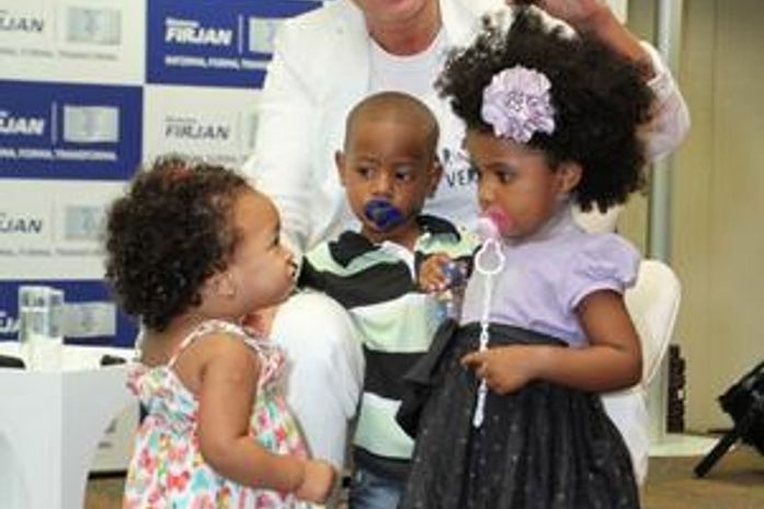 De bota ortopédica, Xuxa discursa em formatura de alunos carentes no Rio