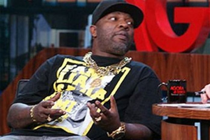 Mr. Catra vai parar no hospital após ataque de vespa