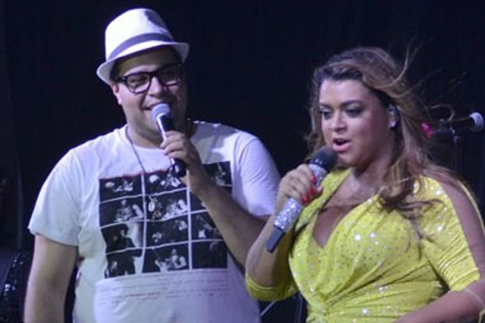 Tiago Abravanel dá um amasso em Preta Gil nos bastidores de ensaio