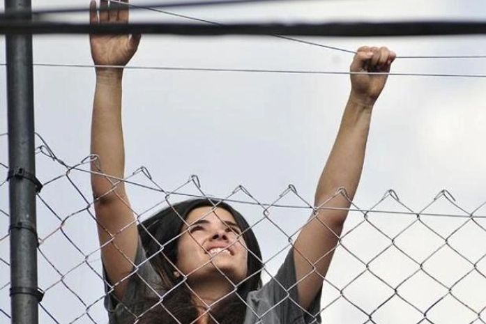 'Amor à Vida': Aline escala cerca e tenta fugir da prisão