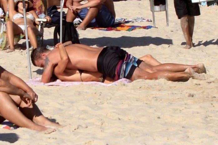 Fernanda Lima e Rodrigo Hilbert trocam beijos e abraços em praia; veja