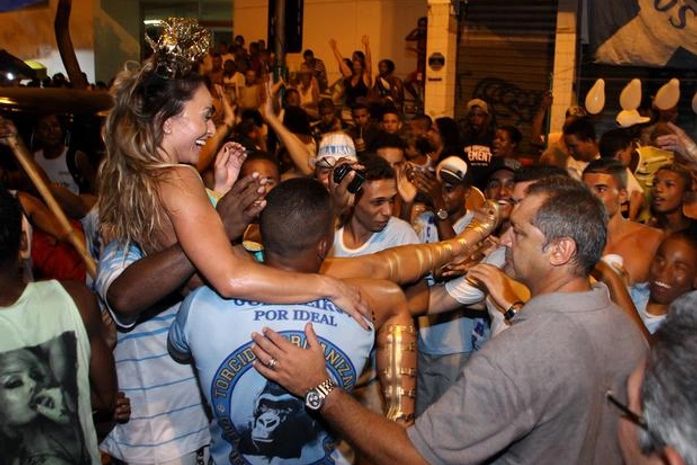 Sabrina Sato é "carregada" por homens em ensaio de rua da Vila Isabel