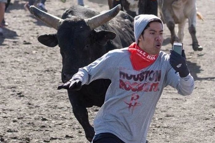 Americano faz 'selfie mais perigosa do mundo' durante corrida de touros