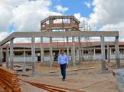 Prefeito Marlan Ferreira vistoria obras da escola  e do posto de saúde no povoado Genipapo   
