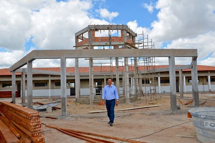 Prefeito Marlan Ferreira vistoria obras da escola e do posto de saúde no povoado Genipapo
