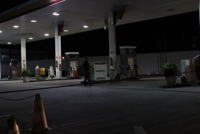 Dupla é baleada após assalto a posto de combustível no Pinheiro