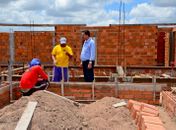 Prefeito Marlan Ferreira vistoria escola e posto  de saúde em construção no povoado Genipapo