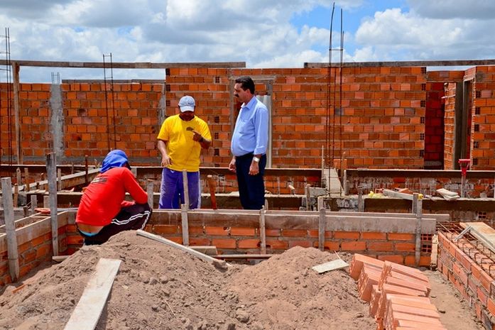 Prefeito Marlan Ferreira vistoria escola e posto de saúde em construção no povoado Genipapo