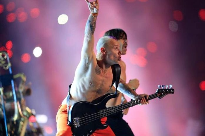 RHCP fez playback em show no Super Bowl; Flea se defende: "sem trapaça"
