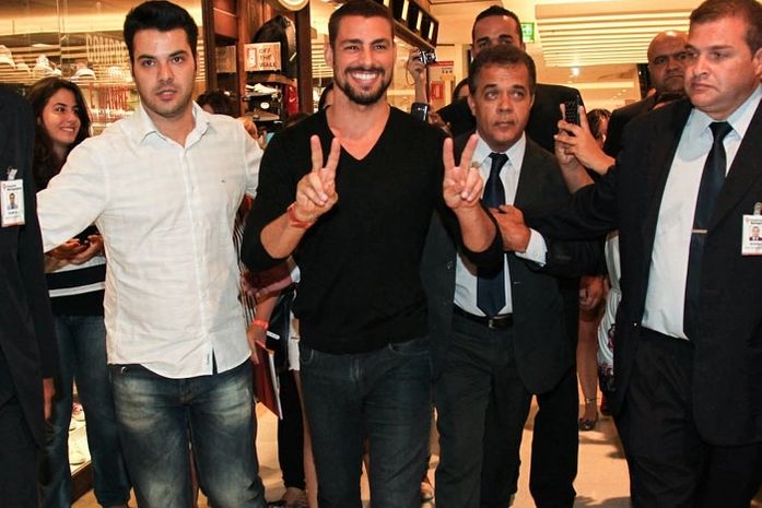 Cauã Reymond causa tumulto em shopping paulista